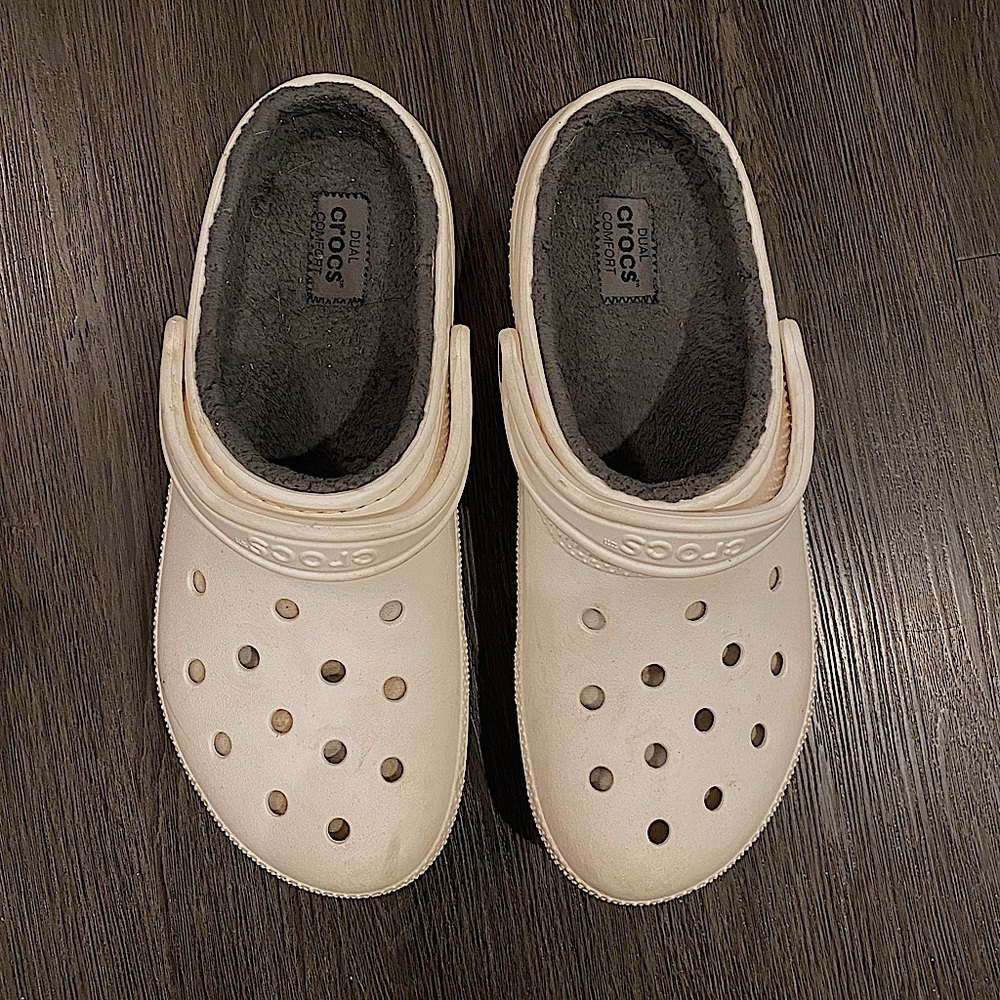 White fur crocs